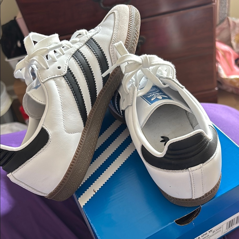 Adidas Classic White and Black Shoes - Picture 7 of 9
